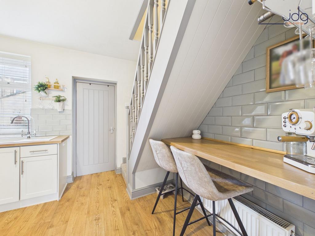 Kitchen with breakfast bar