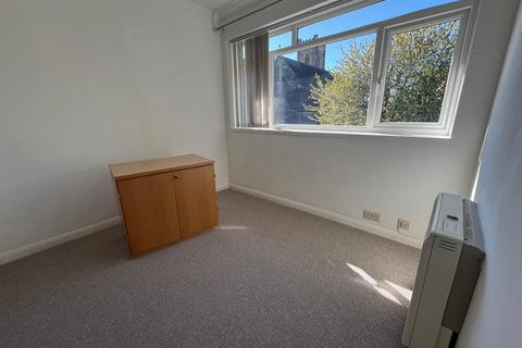 2 bedroom flat to rent, St Peters Close, Bushey Heath, Bushey, WD23