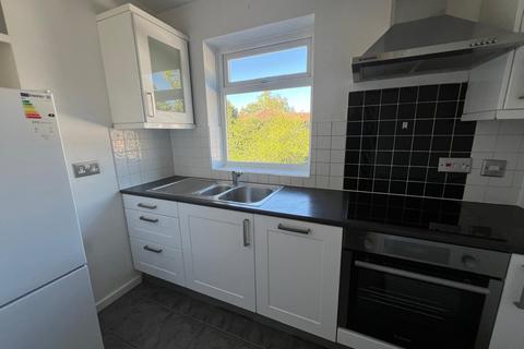 2 bedroom flat to rent, St Peters Close, Bushey Heath, Bushey, WD23
