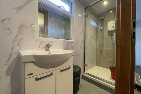 1 bedroom in a house share to rent, Heston Road, Hounslow TW5