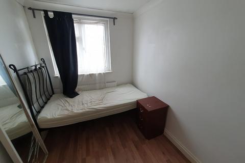 1 bedroom in a house share to rent, Tryfan Close, Ilford IG4