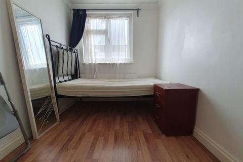 1 bedroom in a house share to rent, Tryfan Close, Ilford IG4