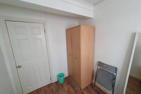 1 bedroom in a house share to rent, Tryfan Close, Ilford IG4