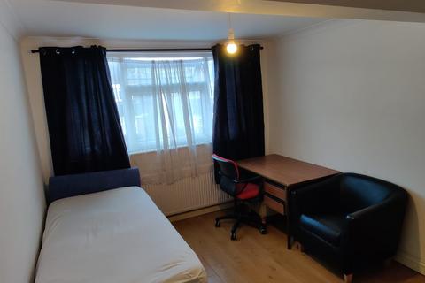 1 bedroom in a house share to rent, Tryfan close, Ilford IG4