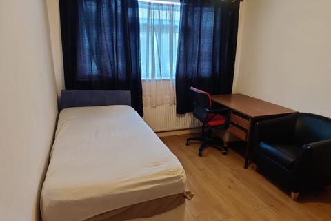 1 bedroom in a house share to rent, Tryfan close, Ilford IG4