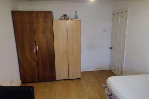 1 bedroom in a house share to rent, Tryfan close, Ilford IG4