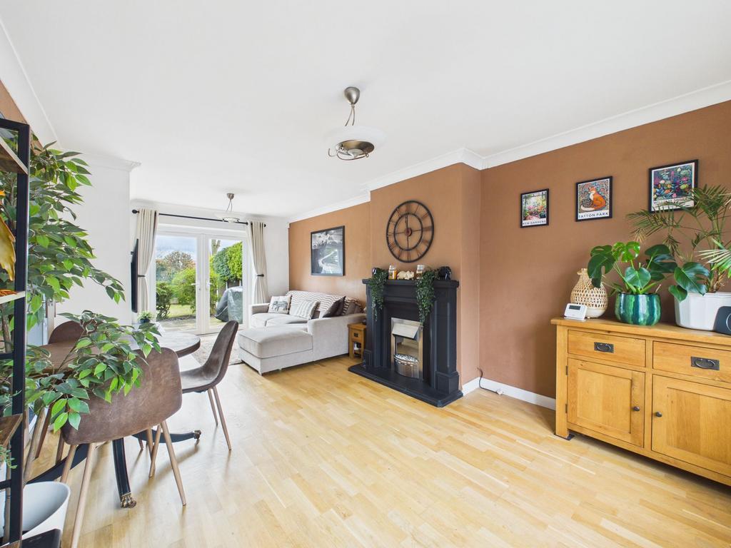 Lounge/Dining Room