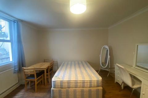 1 bedroom flat to rent, Yew Avenue, Yiewsley UB7