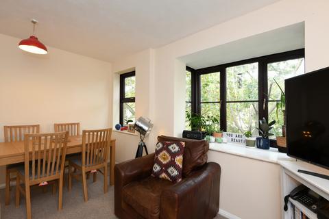 2 bedroom flat to rent, Hallingbury Court, London, E17