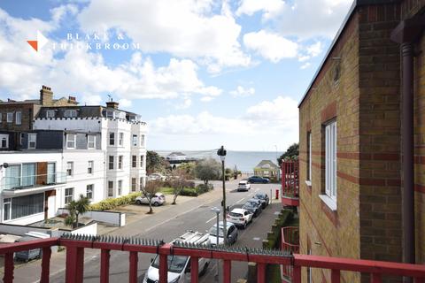 2 bedroom flat for sale, Westcliff Court, Claton-On-Sea, CO15 1LA