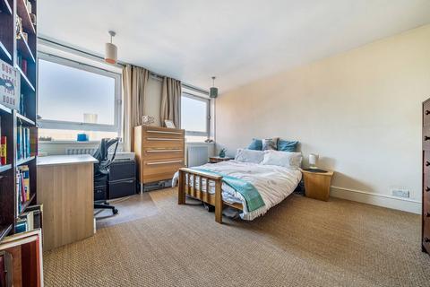 2 bedroom flat for sale, Knighthead Point, Docklands, London, E14