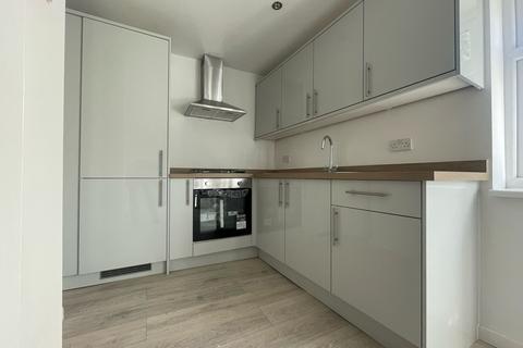 4 bedroom semi-detached house to rent, The Fairway, London W3