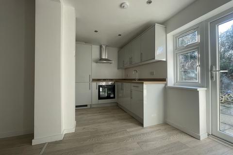 4 bedroom semi-detached house to rent, The Fairway, London W3