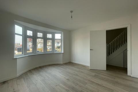 4 bedroom semi-detached house to rent, The Fairway, London W3