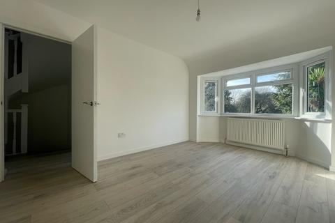 4 bedroom semi-detached house to rent, The Fairway, London W3