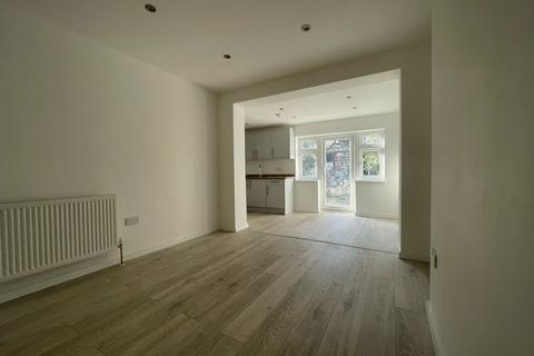 4 bedroom semi-detached house to rent, The Fairway, London W3