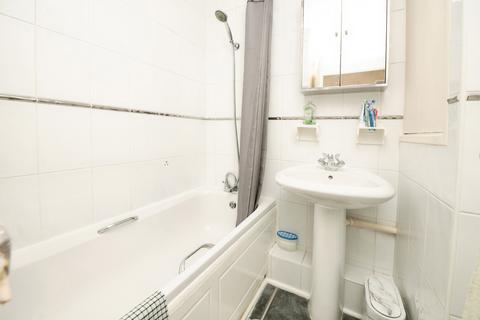 2 bedroom flat for sale, Chaplaincy Gardens, The Stuarts, Hornchurch, Essex, RM11