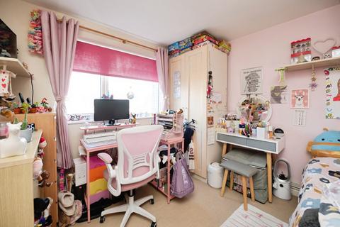 2 bedroom flat for sale, Chaplaincy Gardens, The Stuarts, Hornchurch, Essex, RM11