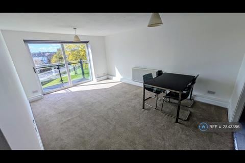 2 bedroom flat to rent, Martin Close, Uxbridge, UB10
