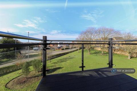 2 bedroom flat to rent, Martin Close, Uxbridge, UB10