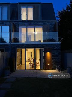 3 bedroom end of terrace house to rent, Greenfield Place, Hayes, UB3