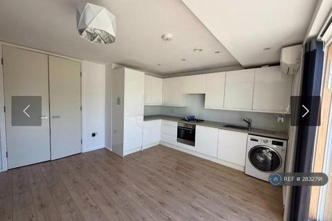 3 bedroom end of terrace house to rent, Greenfield Place, Hayes, UB3