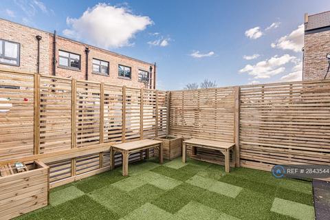2 bedroom flat to rent, Broadway Court, London, SW19