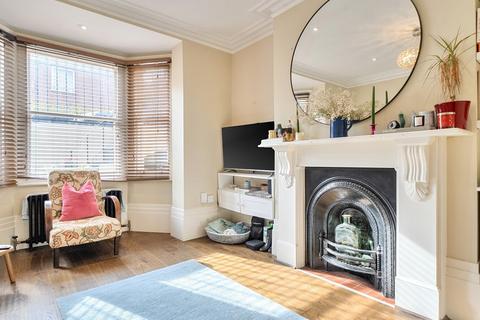 3 bedroom flat for sale, Chivalry Road, Battersea, London, SW11