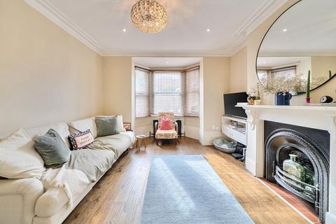 3 bedroom flat for sale, Chivalry Road, Battersea, London, SW11