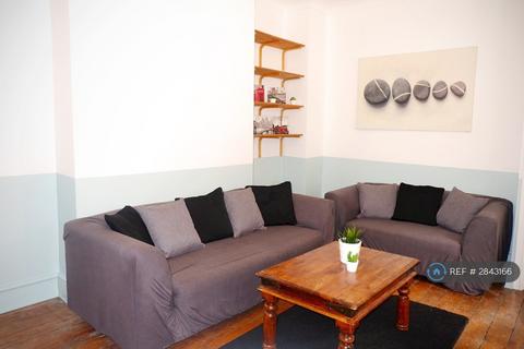 4 bedroom flat to rent, Gilbey Road, London, SW17