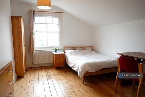 4 bedroom flat to rent, Gilbey Road, London, SW17