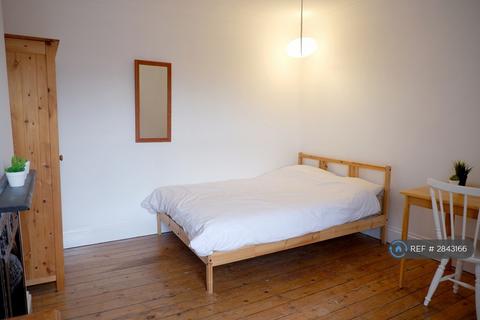 4 bedroom flat to rent, Gilbey Road, London, SW17