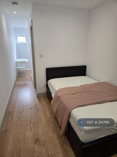 1 bedroom in a house share to rent, Flora Gardens, Romford, RM6