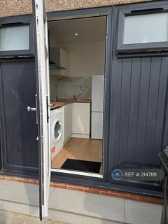 1 bedroom in a house share to rent, Flora Gardens, Romford, RM6