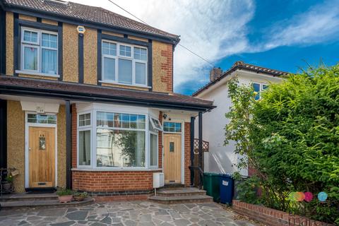 2 bedroom house to rent, Bramber Road, Friern Barnet