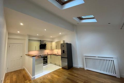2 bedroom house to rent, Bramber Road, Friern Barnet