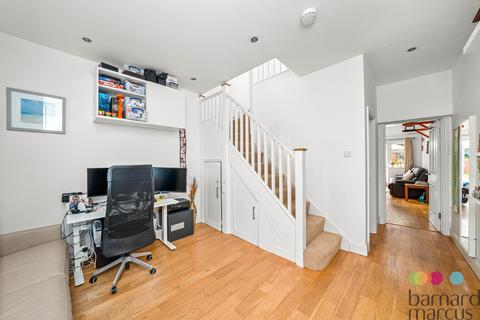 2 bedroom house to rent, Bramber Road, Friern Barnet