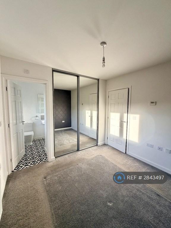 Master Bedroom (Fitted Wardrobe)