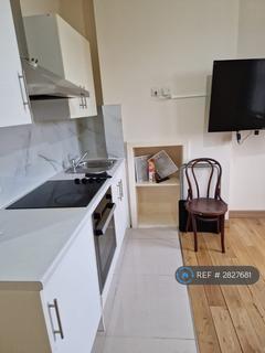 Studio to rent, Hertford Road, London, N9