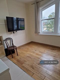 Studio to rent, Hertford Road, London, N9