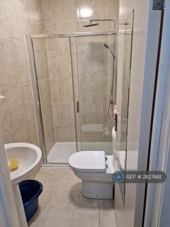 Studio to rent, Hertford Road, London, N9
