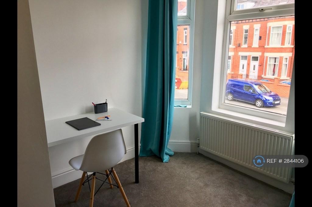 Bedroom 2 - Workstation