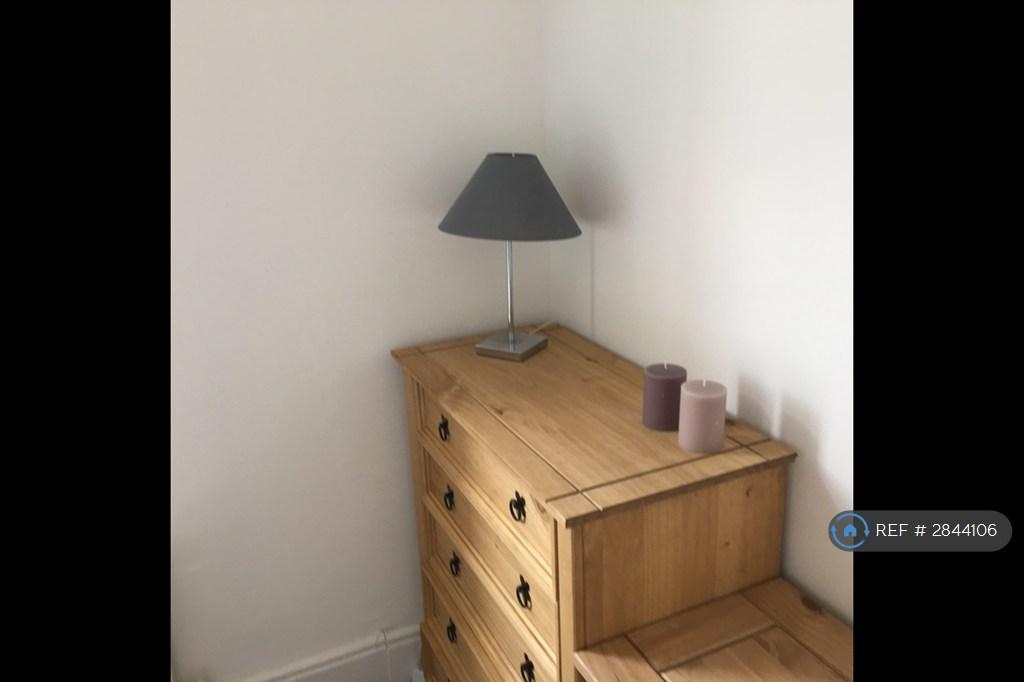 Middle Room 4 - Drawer Space