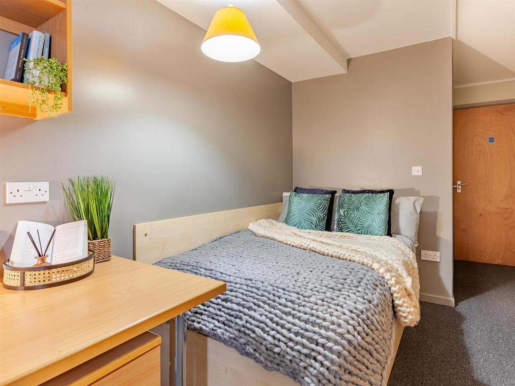 Apartment in Sheffield, City Centre, South Yorkshire - View 2