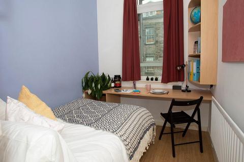 1 bedroom in a flat share to rent, Cowgate, Edinburgh EH1