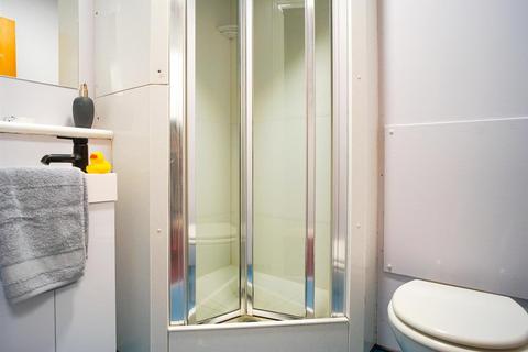 1 bedroom in a flat share to rent, Roxburgh Place, Edinburgh EH8