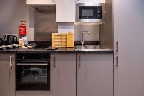 Studio to rent, Ash Grove, Guildford GU2