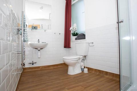 Studio to rent, Cowgate, Edinburgh EH1