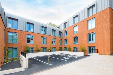 Studio to rent, Popes Lane, London W5
