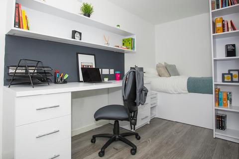 Studio to rent, Popes Lane, London W5